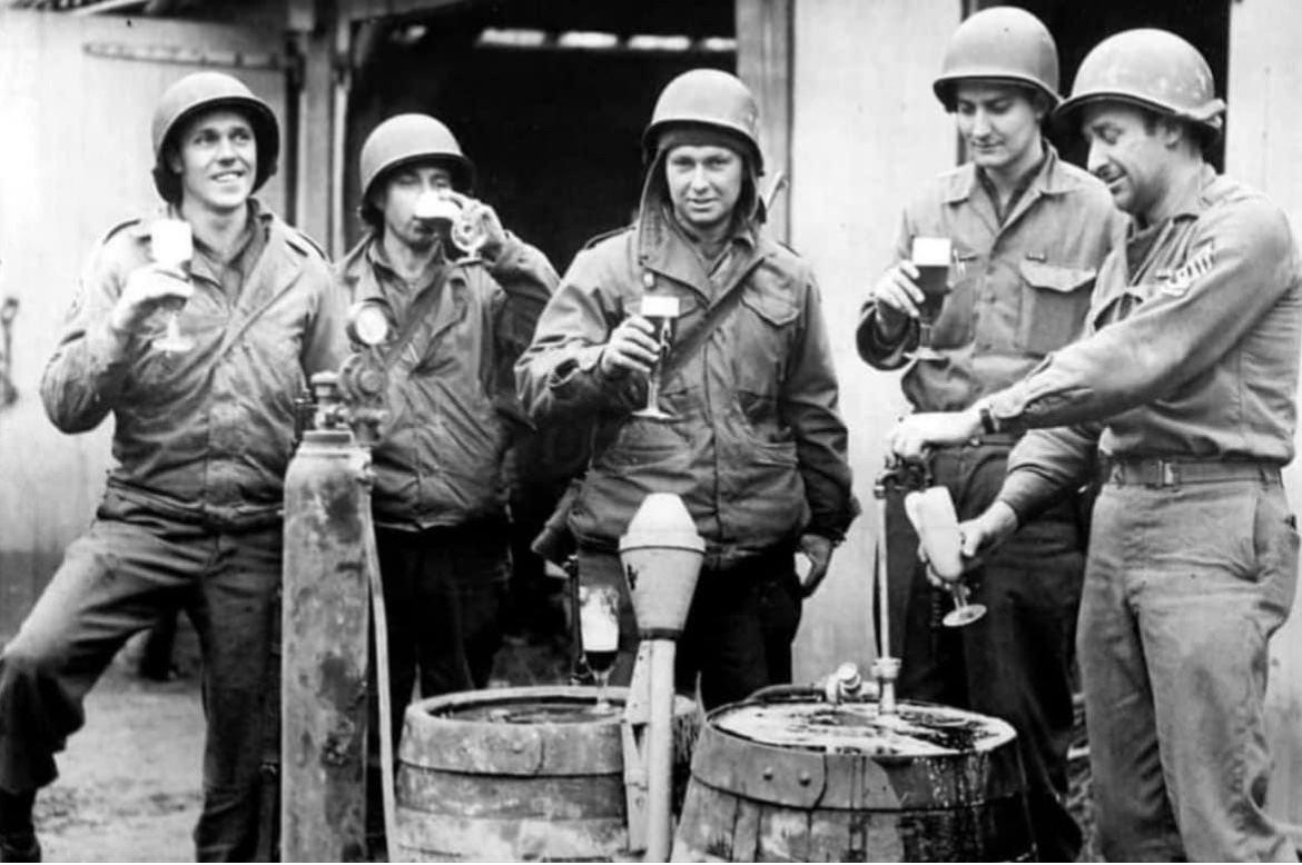 After the liberation of Pilsen, Czechoslovakia, soldiers of the 2nd Infantry Division enjoy Pilsner Urquell from the tap in May of 1945. 🪖🍻