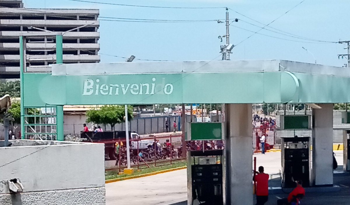 Ajam dónde están las autoridades en el Zulia? Llega un grupo de Yukpas a tomar la estación de servicio Santa Ana en San Francisco y toman el control del comando de policías y no hay nadie que les ponga el alto? <a href="/NicolasMaduro/">Nicolás Maduro</a> <a href="/LDanieri/">Lenin Danieri D</a> <a href="/manuelrosalesg/">Manuel Rosales</a> <a href="/Madepalmar/">Madepalmar</a>