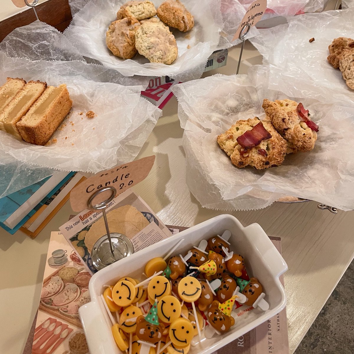 freelancecho's tweet photo. คาเฟ่น่ารัก ที่ Osaka อบอุ่น ขนมอร่อย 📍 Butter Museum Osaka
ตัวคาเฟ่จะเป็นห้องเล็กๆ หากไปหลายๆคน พนักงานจะแจ้งให้ซื้อน้ำ 1 คน/1 แก้วเป็นอย่างต่ำน๊า แต่พนักงานน่ารัก พยายามอธิบายให้เราเข้าใจ เวลคัมมาก 

IG ของร้านค่ะ https://t.co/CIayVGkVf3
@aroii https://t.co/dNogElWnES