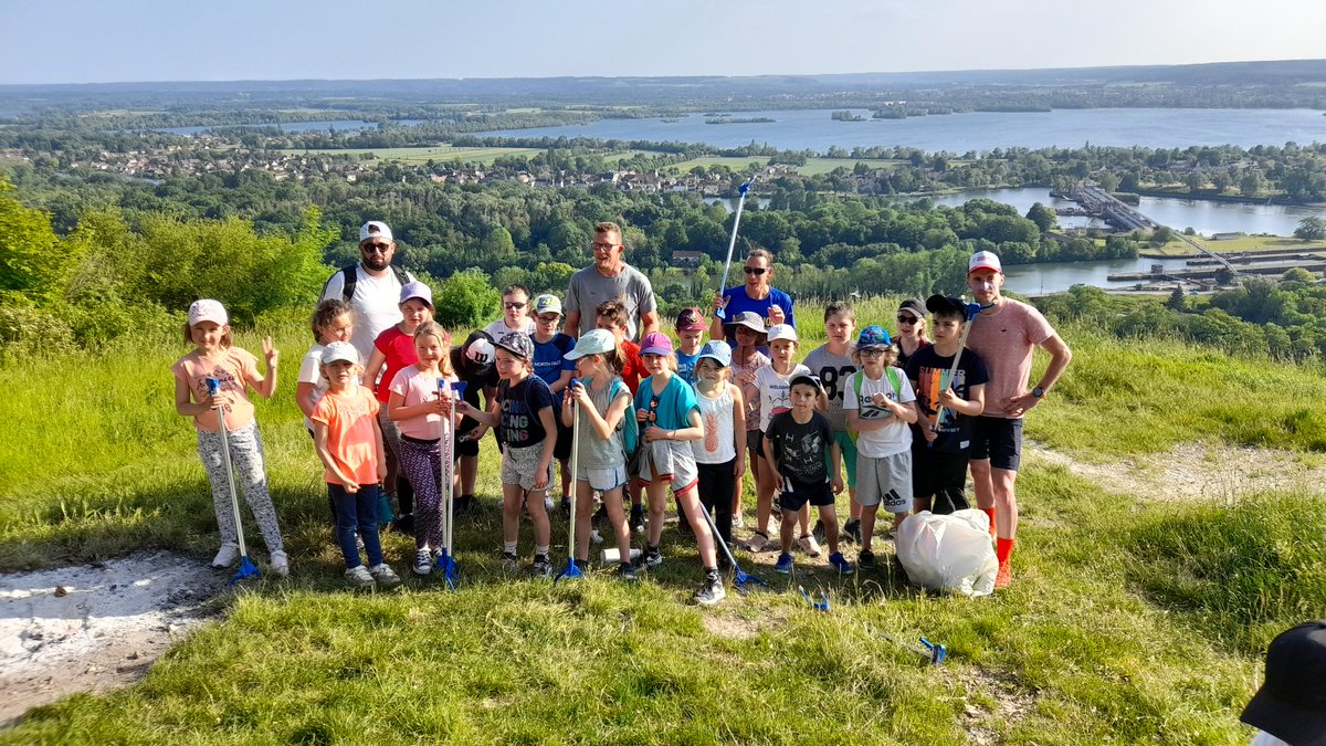 Agréable rencontre avec le club de natation de Vendôme, 22 enfants ont parcourus  la côte des deux Amants qui sont actuellement en stage de natation à val de Reuil. 
@MA_Jamet
@valdereuil_info
@benamara_n