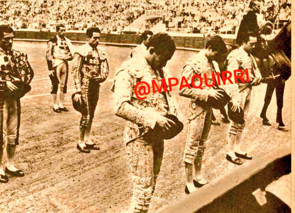 MPAQUIRRI's tweet photo. #ConPaquirriEnPresente

 🗓 25/8/66

PAQUIRRI TOREA EN #Barcelona 

👥 COMPAÑEROS #JulioAparicio Y #EfrainGiron

🐃 DE #Mayalde

AQUÍ LOS TRES GUARDANDO UN MINUTO DE SILENCIO POR EL FALLECIMIENTO DEL BANDERILLERO #AntonioRizo EN #Bilbao

(1/2) https://t.co/lDRqbykpjs