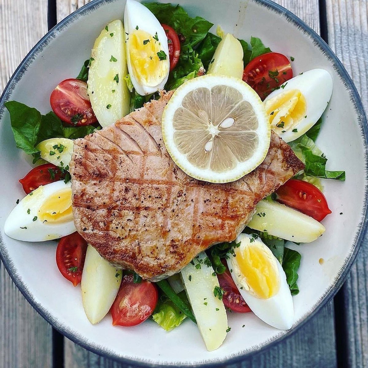 Our amazing Tuna steak, Niçoise salad, back on our summer menu from next week ☀️ 😊

#tuna #tunanicoisesalad #tunasteak #tunanicoise #fishsalad #oldblackbullraskelf