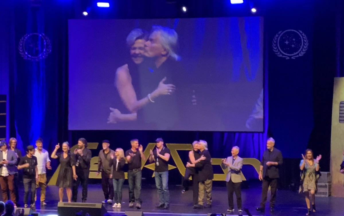 LenaLakeWriting's tweet image. Amanda Tapping and Richard Dean Anderson at the #FedCon closing ceremony ❤️