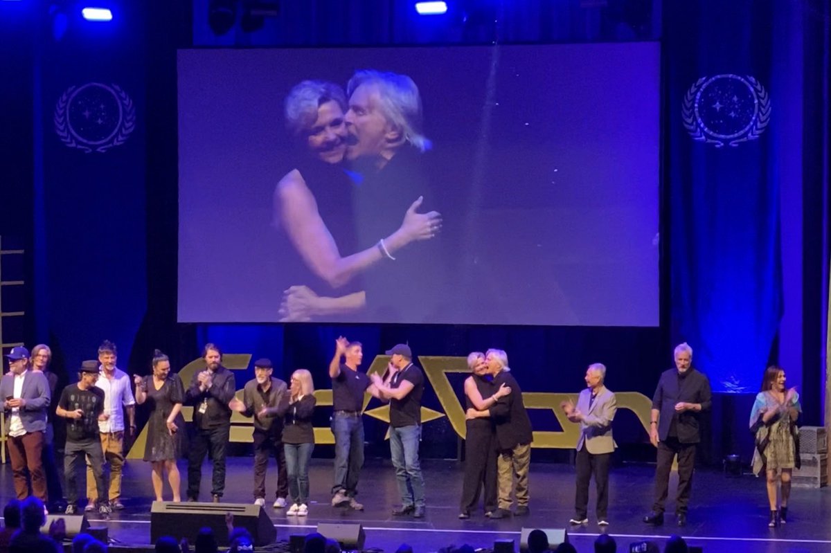 LenaLakeWriting's tweet image. Amanda Tapping and Richard Dean Anderson at the #FedCon closing ceremony ❤️