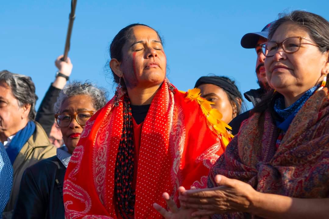 Que a força sagrada do sol nos aqueça nos momentos mais difíceis.
A única de toda a humanidade pode salvar a vida do planeta terra.