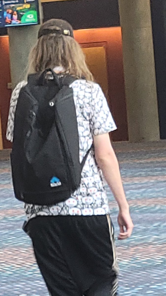 the6eyed's tweet image. saw this guy and thought he was wearing an ahegao shirt but it's the reddit mascot and that's lowjey worse