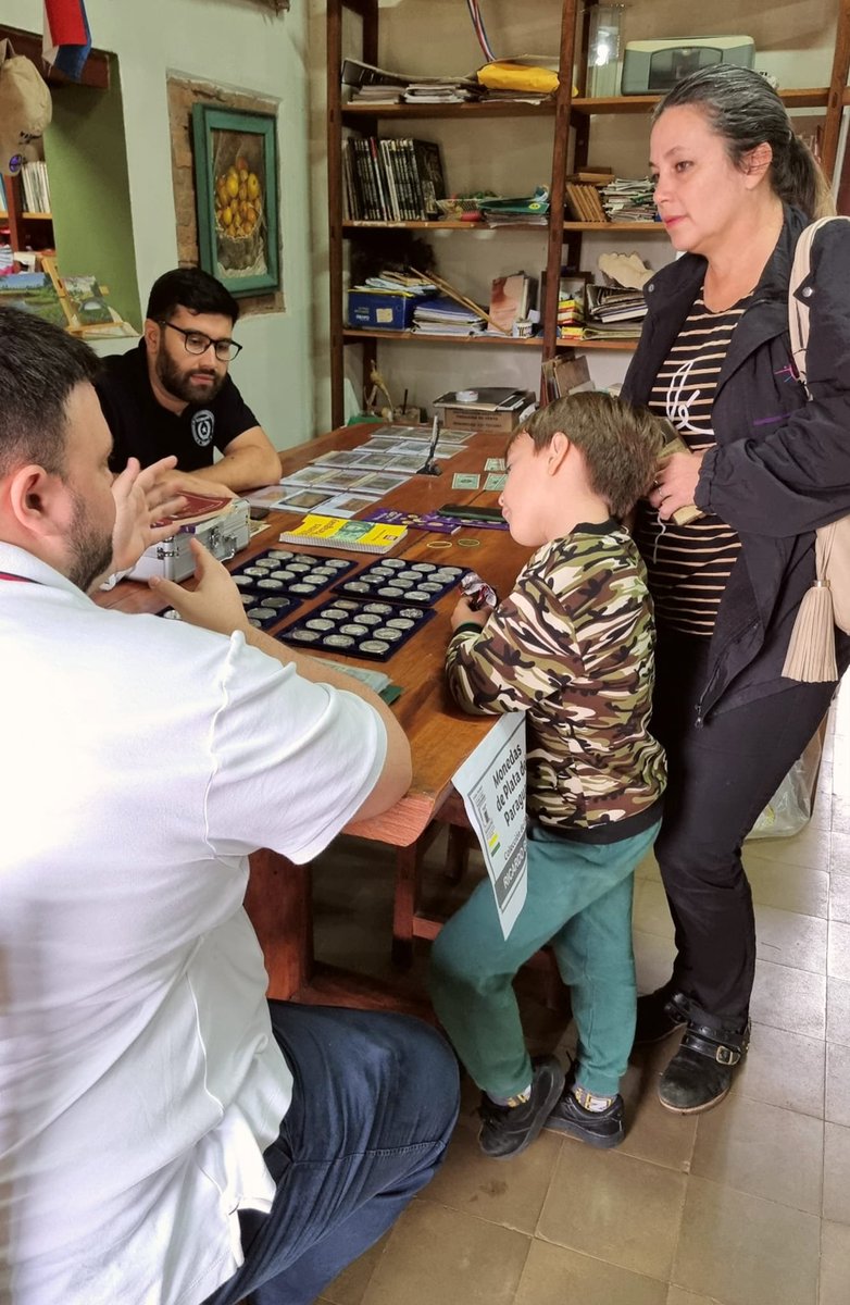 Misión cumplida

Con rotundo éxito culminó el día de ayer la jornada de exposición de monedas y billetes del Paraguay en la Casa Museo Mangore, de San Juan Bautista Misiones, por el mes aniversario del natalicio del gran Agustín Pio Barrios.