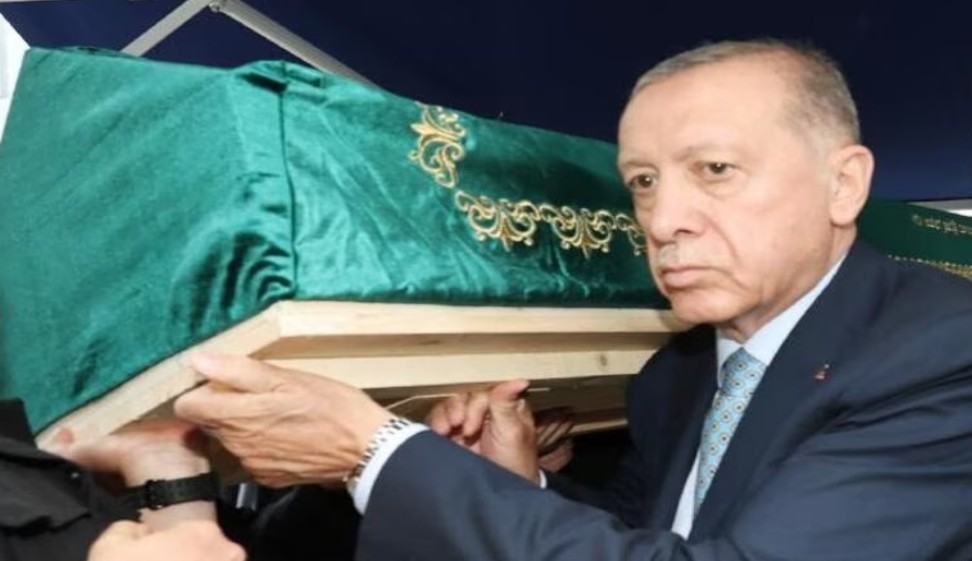 Erdoğan bugün bütün bu hengame arasında Engin Ardıç'ın cenazesinde katıldı,dua etti,tabuta omuz verdi..
Bu adamı yenebileceğini sananların aklına şaşarım!..