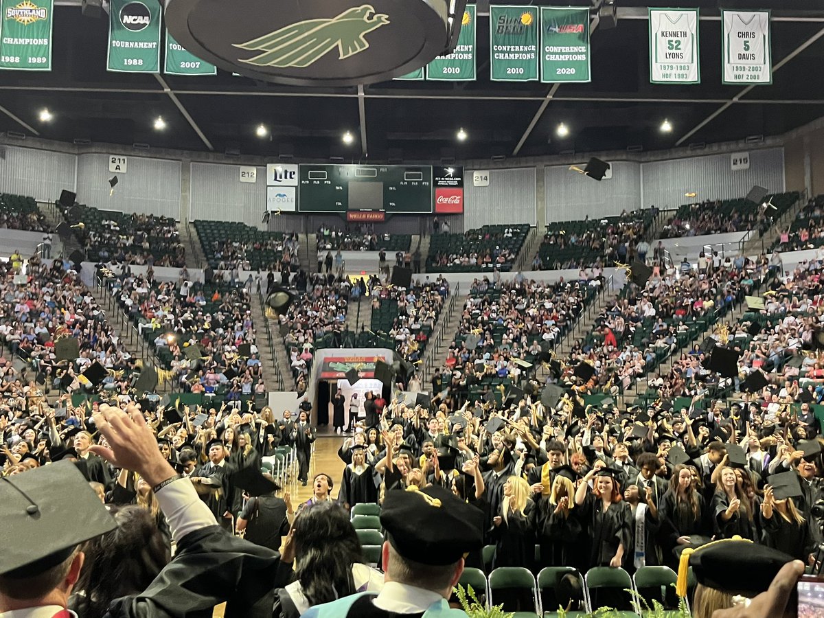 ShawnaMiller03's tweet photo. Congratulations to @TheColonyHS Class of 2023! Turning of the tassels! #onelisd #GodBless&amp;GoCougs https://t.co/z54xvR8ypd
