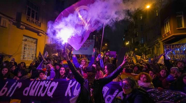 kadinsavunmasi's tweet photo. Umutsuzluğa kapılmıyoruz, kalabalığımızı hatırlıyoruz 💅
Kadın düşmanı ittifaka, tek adama itaat etmiyoruz! Kendimize, kadın mücadelesine güveniyoruz.

Şimdi birbirimize, mücadelemize daha sıkı sarılma zamanı.

Hayatlarımız için, özgürlüğümüz için kadınlar savunmaya! https://t.co/XTOMg0bkYS