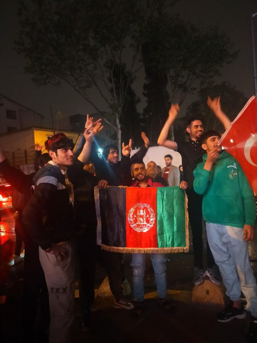 JMS_1881's tweet photo. İstanbul Sultangazi’de toplanan Afgan uyruklu şahıslar “Afgan bayrağıyla” kutlama yapıyorlar. https://t.co/wJFkFncBcb