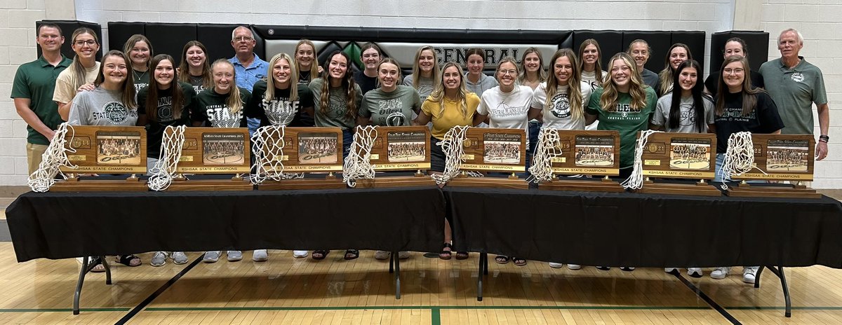 The Lady Oiler basketball team got together to celebrate the amazing accomplishments that they were a part of. 8 state titles, 138 consecutive wins and several other state record #OilerPride <a href="/sportsinkansas/">Sports in Kansas</a> <a href="/CatchItKansas/">Catch It Kansas</a> <a href="/KSHSAA/">KSHSAA</a> <a href="/KansasPregame/">Kansas Pregame</a>