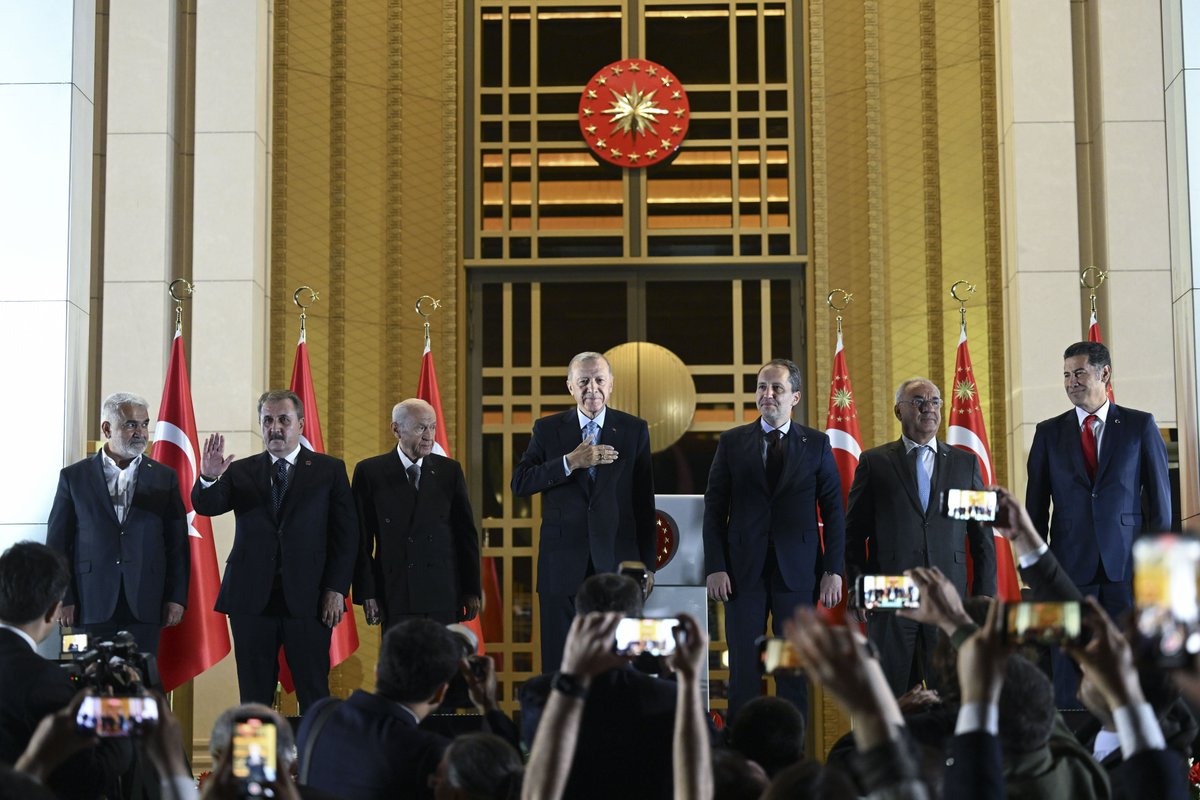 Akparti's tweet photo. Cumhurbaşkanımız Recep Tayyip Erdoğan, Cumhurbaşkanı Seçimi'nin ikinci turunun ardından Cumhurbaşkanlığı Külliyesi Bahçesinde toplanan vatandaşlara hitap etti. https://t.co/vGmszvPVbQ