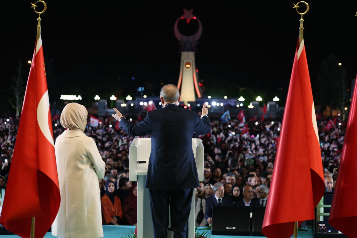 Akparti's tweet photo. Cumhurbaşkanımız Recep Tayyip Erdoğan, Cumhurbaşkanı Seçimi'nin ikinci turunun ardından Cumhurbaşkanlığı Külliyesi Bahçesinde toplanan vatandaşlara hitap etti. https://t.co/vGmszvPVbQ