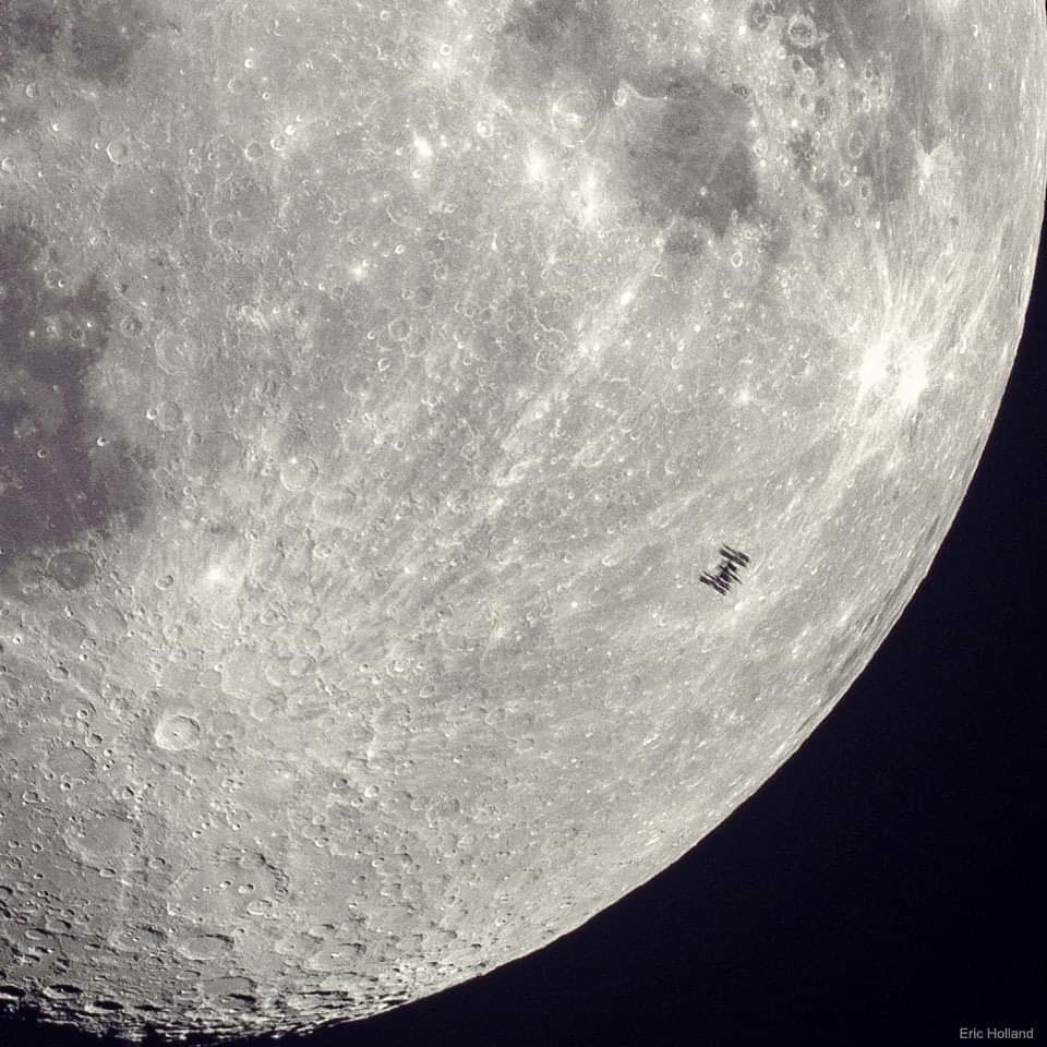 sciencecage000's tweet photo. Space Station Silhouette on the Moon!
Image Credit & Copyright: Eric Holland
#astronomy #Space #Scienceboy #Science https://t.co/JC2p3ye1qQ