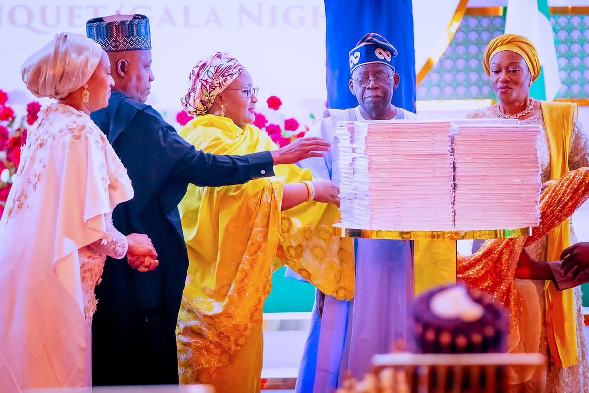 President Buhari attends inauguration dinner with President-Elect, Asiwaju Bola  Ahmed Tinubu at the State House, Abuja.

Some world leaders who arrived Nigeria today for Tinubu's inauguration also attended the inauguration dinner.

#RoadToVilla