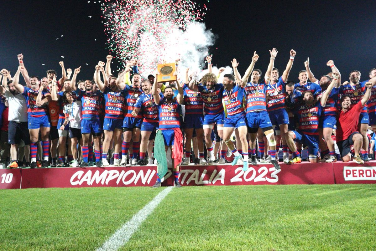 RugbyRovigoDelt's tweet photo. Un Viaggio che urla CAMPIONI D’ITALIA ❤️💙🇮🇹🏆

#IlViaggioContinua https://t.co/2f1P3CPOC8