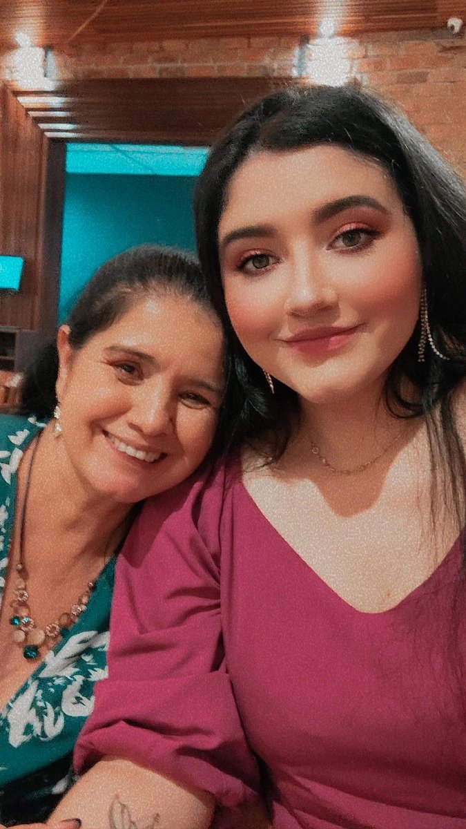 elfbriar's tweet photo. Mamis feliz da vida pq saiu de casa pra comer carne que ela tanto ama 💓 https://t.co/EDN2UF8RYD