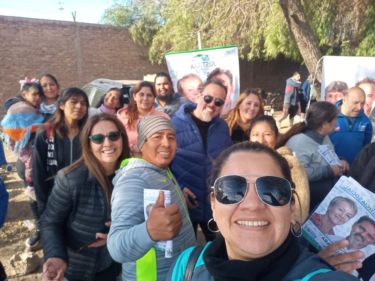 Alfredo72110038's tweet photo. Gran jornada de militancia y de campaña con las compañeras y compañeros de #Labase en la Feria del Usado en Rodeo de la Cruz #Guaymallén #ElegíJusticiaSocial Vamos a recuperar #Mendoza! https://t.co/OT7SV4MD9P
