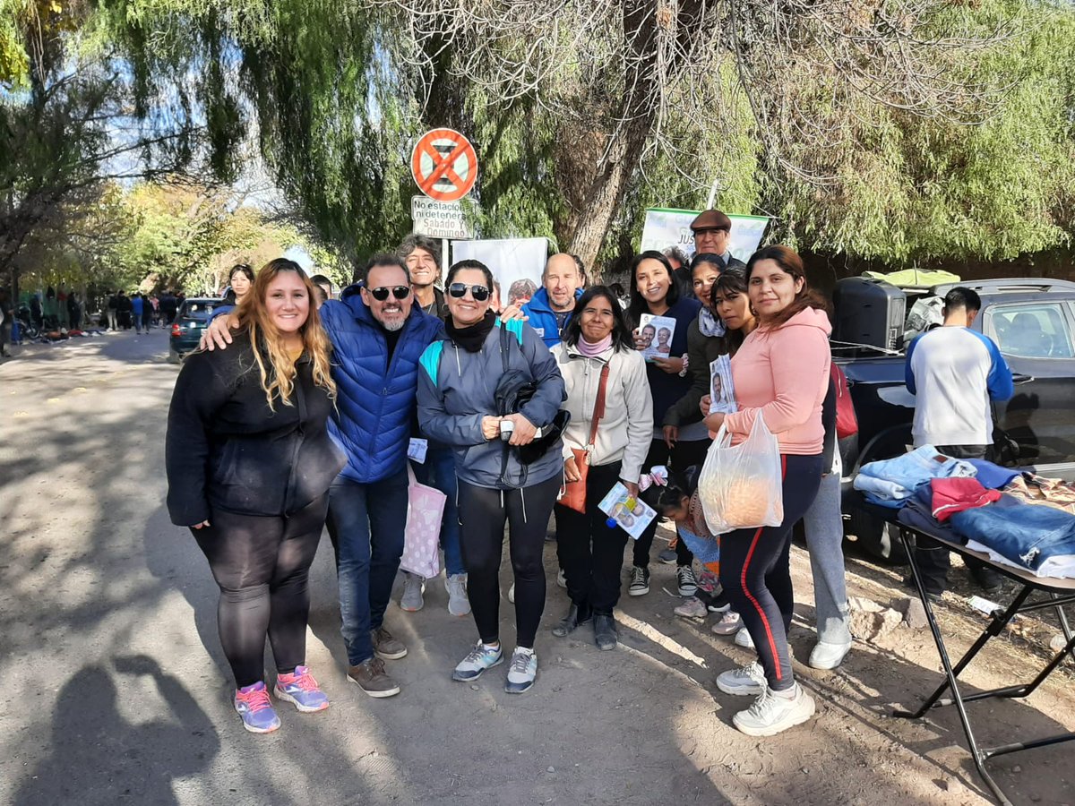 Alfredo72110038's tweet photo. Gran jornada de militancia y de campaña con las compañeras y compañeros de #Labase en la Feria del Usado en Rodeo de la Cruz #Guaymallén #ElegíJusticiaSocial Vamos a recuperar #Mendoza! https://t.co/OT7SV4MD9P