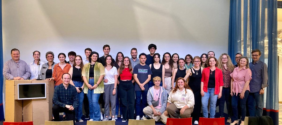 lauraa_giil's tweet photo. 🗳🎙 Muchas gracias a la iniciativa #Novatos28M por brindarnos la oportunidad de vivir unas elecciones, de conocer cómo funciona la cobertura del escrutinio y de las reacciones de los partidos, en mi caso desde Compromís🟠 
@Novatos28M 
@maitemarket @unflordeviaje @angels_0c https://t.co/udF73AAlOV