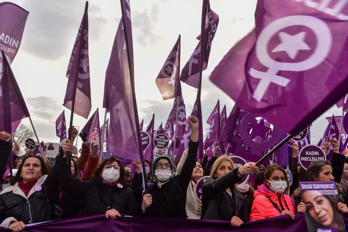 Sevgili kadınlar,
Umudumuz kırılmasın ama #sonuçlar ında farkında olalım. Bizim örgütlenmekten, akıl akıla vermekten, birbirimize kenetlenmekten başka çaremiz yoktur. Mücadeleye devam ✊
Kadın Meclislerinde buluşalım birlikte özgürlüğümüz için yol bulalım.