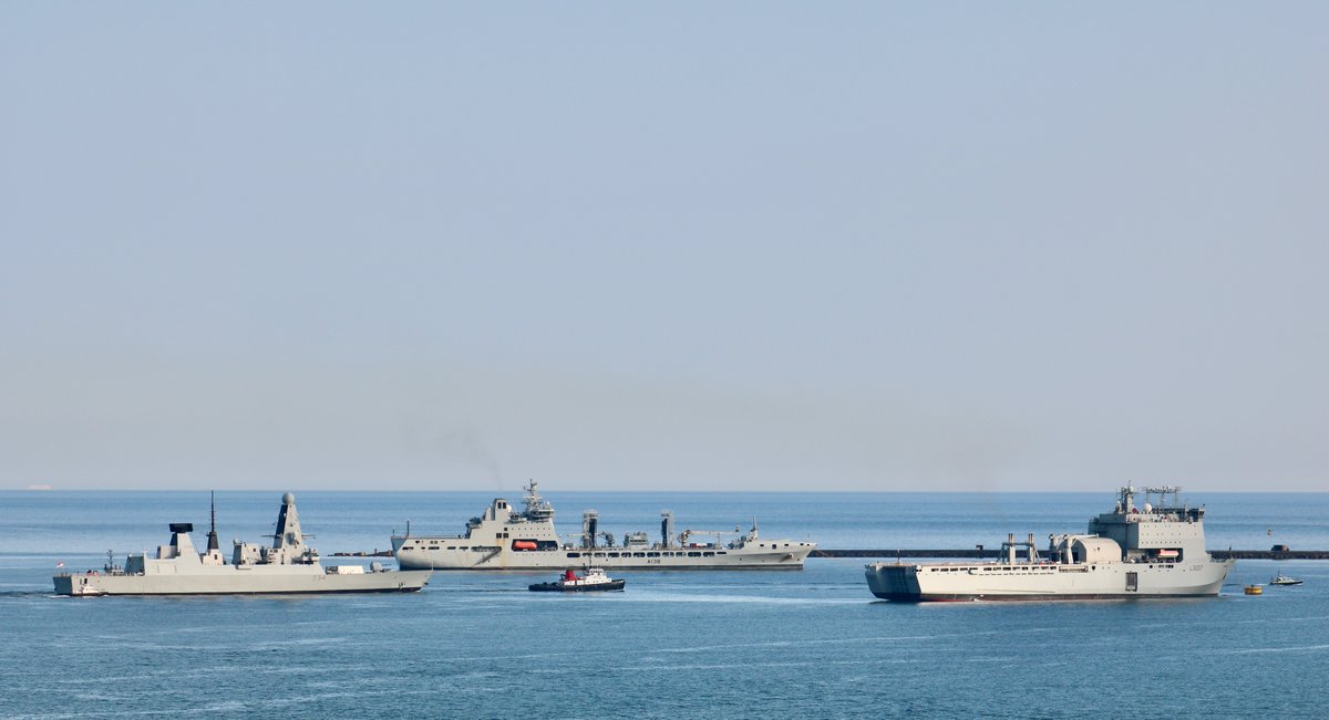 @hmsdiamond outbound in the Sound this evening passing @RFATidesurge and @RFALymeBay at the Plymouth Breakwater @NavyLookout @IanFlem29183756 
For all the latest live webcam shipping movements: 
westwardshippingnews.com 
contact@westwardshippingnews.com