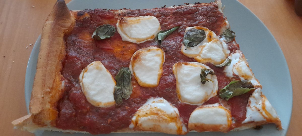 THerzlieb's tweet photo. Hmmmmmm hat mich jetzt nicht restlos überzeugt. Aber war okay. Der Mozarella ist sogar geschmolzen. 

#vegan 
#timkocht
#Pizza https://t.co/wOGlTjXnm2