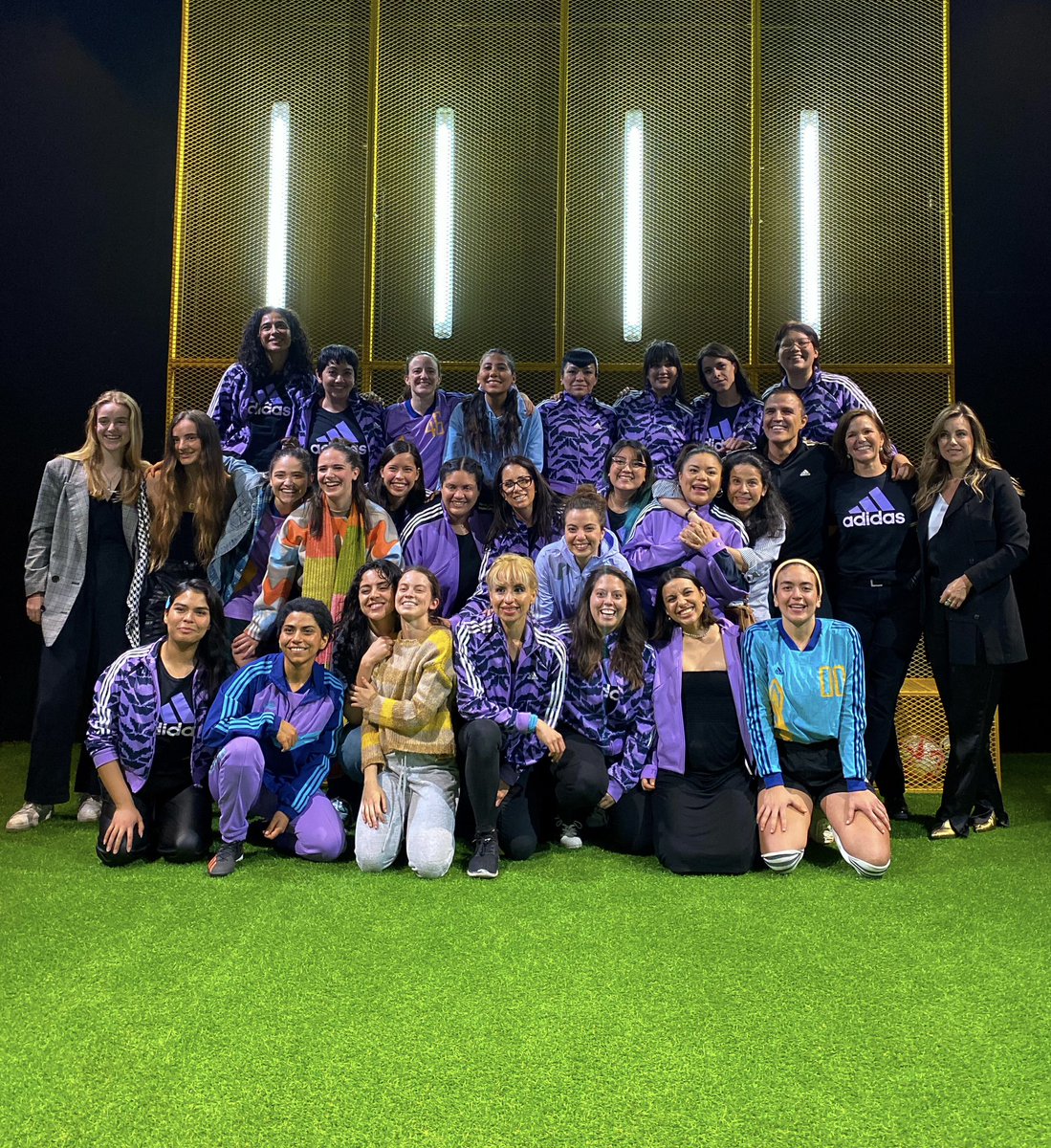 El equipo de fútbol femenil #LOBAS junto a la directiva técnica 💜✨

🐺 Lo difícil y divertido de la adolescencia entre conflictos, amores, desamores, secretos y la pasión por el deporte 

🐺 Te vemos hoy en la tribuna del <a href="/ForoLucerna/">Foro Lucerna</a> a las 18:00 h 

🎟️ bit.ly/3C81CQZ