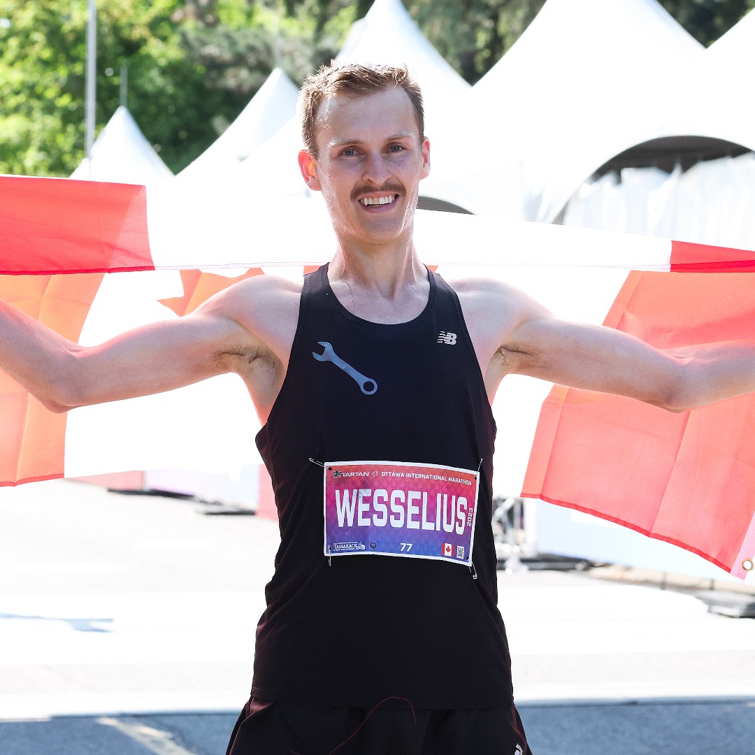 OttawaRaceWknd's tweet photo. Voici les trois premiers Canadiens à avoir franchi la ligne d'arrivée du Marathon international d'Ottawa Tartan:
Hommes
• 1 Lee Wesselius (02:18:26.1)
• 2 Blair Morgan (02:19:49.1)
• 3 Greg Pigeon (02:31:32.1)
Retrouvez vos résultats Sportstats:
https://t.co/QIJl8CRpNt https://t.co/jB3H9N9Fgp