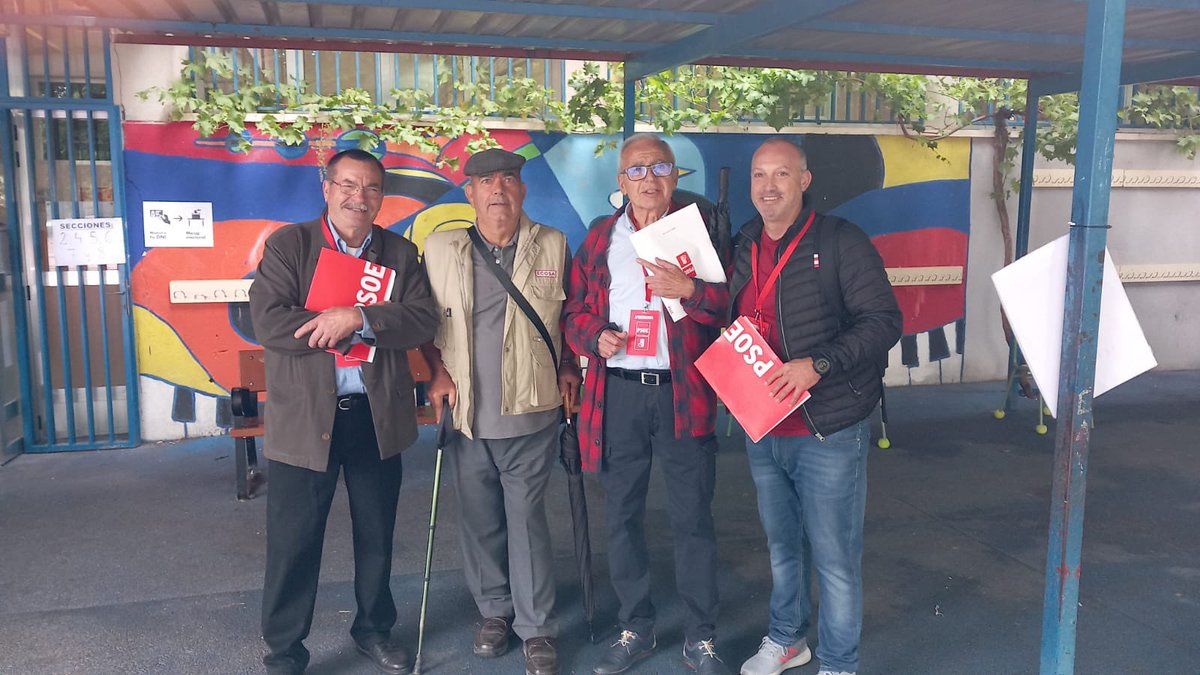 PSOEMCiudad's tweet photo. 🌹No podemos acabar la jornada electoral sin agradecer a l@s #ApoderadosPSOE 

#Elecciones28M #PSOE https://t.co/CgZRi0lmqj