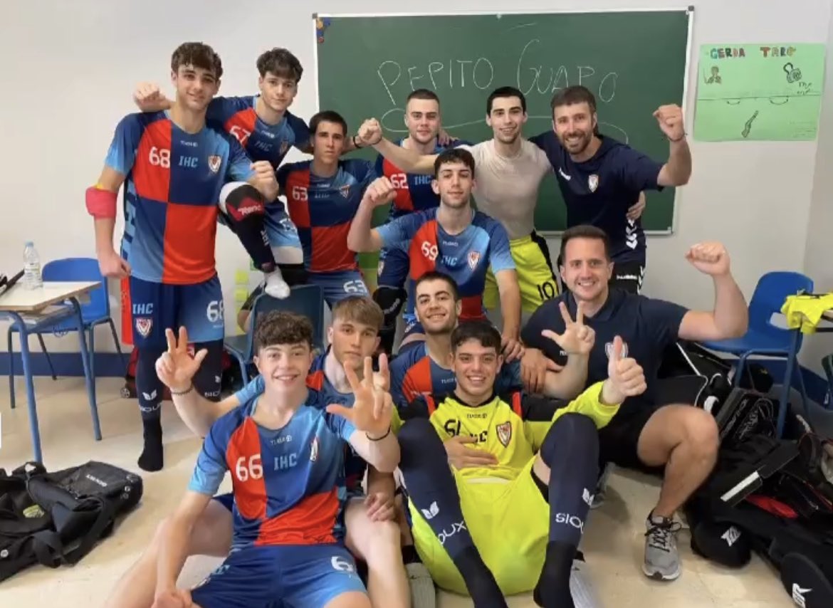 IgualadaHC's tweet photo. 《HOQUEI BASE🔵🔴》
#resultatsihc | @FedPatinaje | 3r i 4t lloc

🔵🔴 Júnior A 6
🏑  CAA Dominicos 0

Ens emportem el bronze del Campionat d’Espanya! Gran temporada nois!!!💙❤️ https://t.co/C7vn7bKgyb