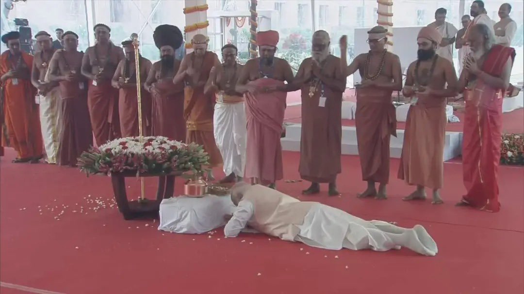 AMahetar's tweet image. आख़िर कार हमारे राजा बाबु का राज्याभिषेक हो ही गया
 मैने कुछ गलत तो नहीं कहा,
राजा बाबु जी आप भी बुरा नहीं मानना

ये तो लोकतंत्र है!
हालाकि आपके लिए राजपाट है
"बोदी महाराज की.. .....…,   ,,

#NewSansad
#SansadBhawan
#NarendraModi #bodisarkar
#राज्याभिषेक
#MyParliamentMyPride
#🙏