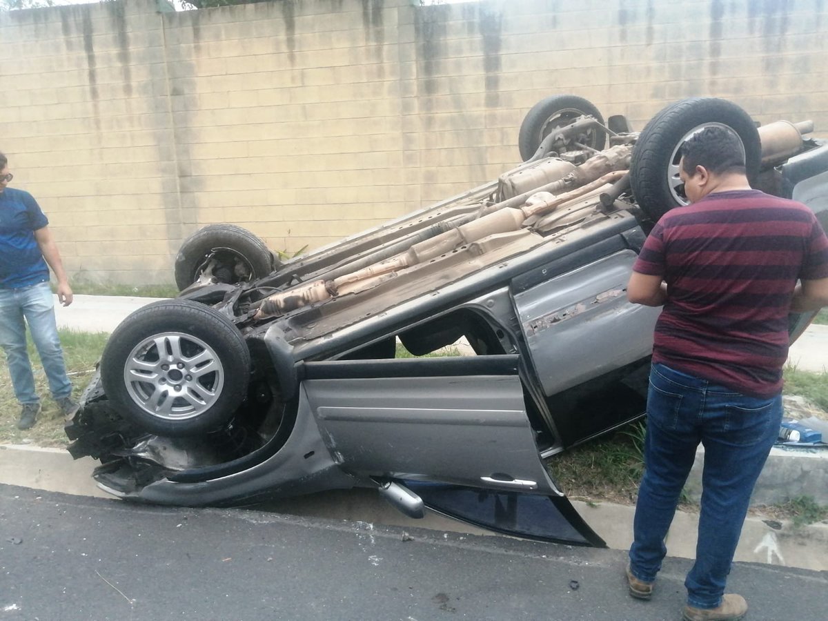 alertux's tweet photo. #TraficoSV La @PNCSV reporta un accidente de tránsito sobre la avenida Jerusalén, en el sentido que conduce hacia el redondel Masferrer, frente al parque Bicentenario.

No hay reporte de víctimas, las autoridades mencionan que solo hubo daños materiales. https://t.co/MwH4UBav5h