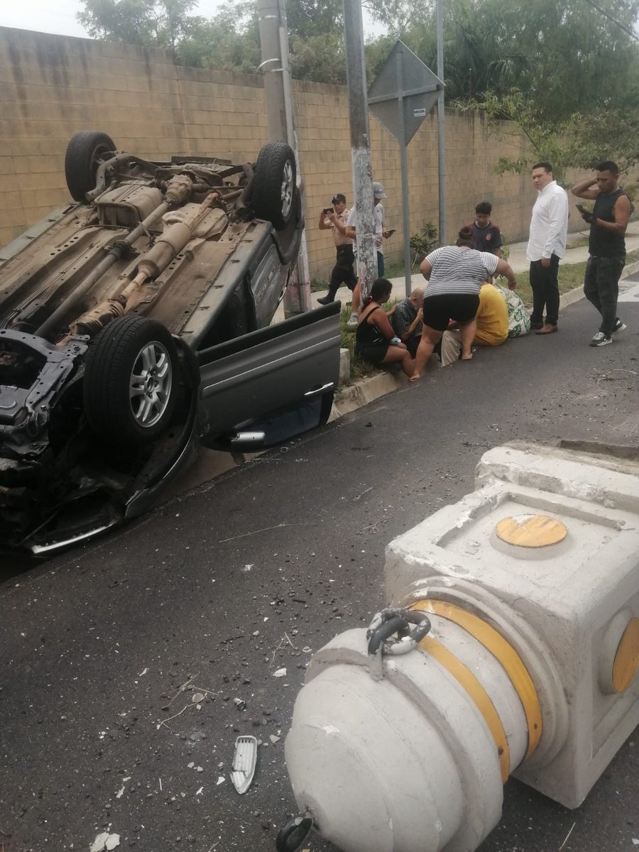 alertux's tweet photo. #TraficoSV La @PNCSV reporta un accidente de tránsito sobre la avenida Jerusalén, en el sentido que conduce hacia el redondel Masferrer, frente al parque Bicentenario.

No hay reporte de víctimas, las autoridades mencionan que solo hubo daños materiales. https://t.co/MwH4UBav5h