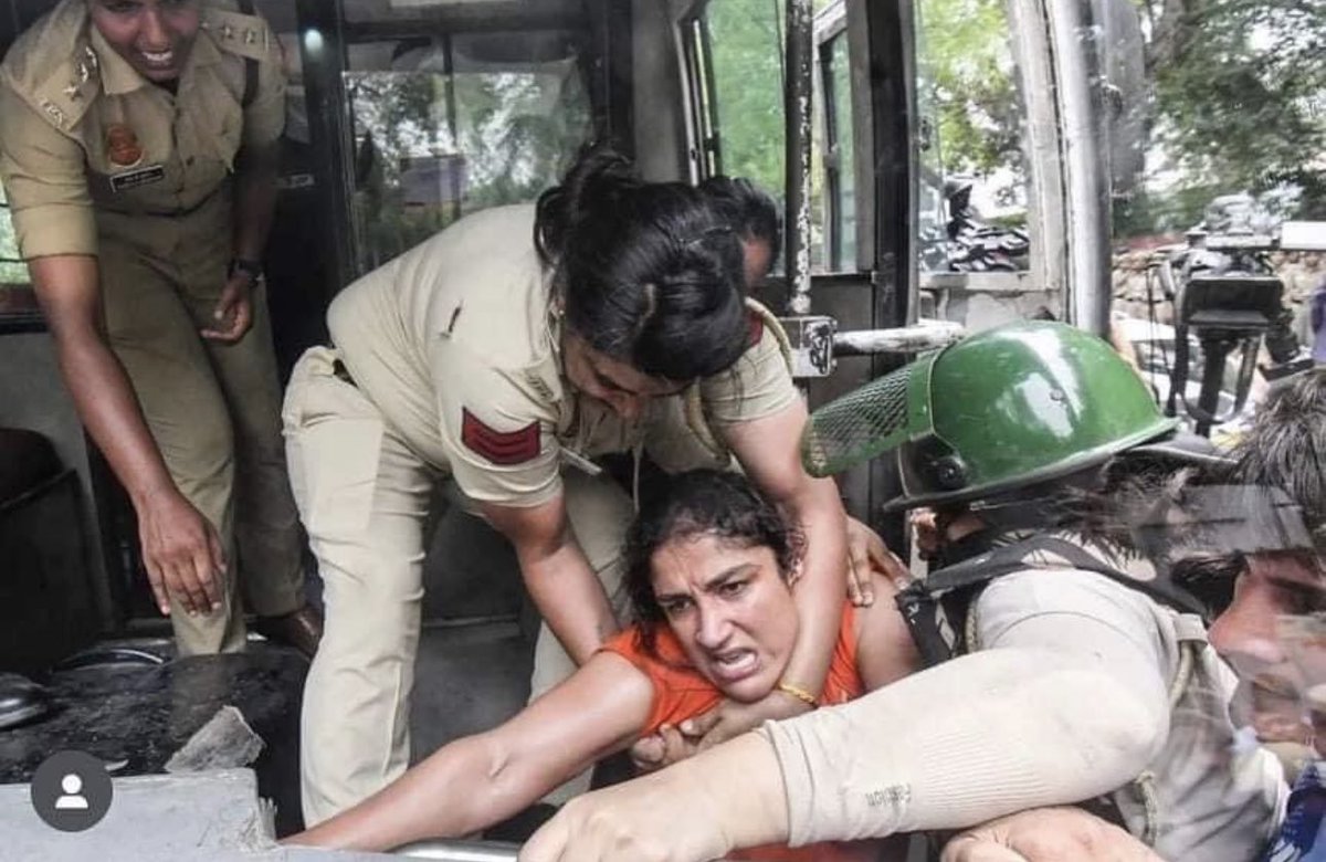 #IndianWrestlers  are thrashed by the policeman and goons  while demanding justice for them..

It's sad to see our Pride #Olympians are treated in such.. They raised our flag in front of the world. Now they are dragged through our streets. Please speak for them.
#WrestlersProtest