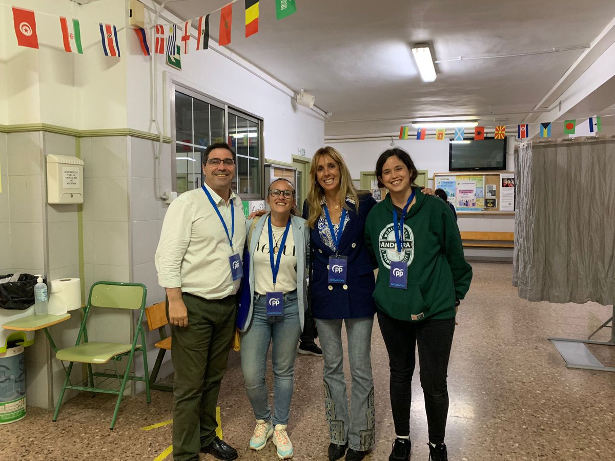 PopularesMurcia's tweet photo. Con nuestro equipo de Santa María de Gracia 💙💙 https://t.co/IF2CbzQ6DM