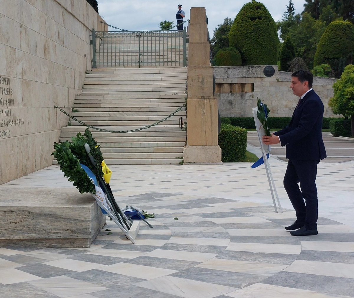 GDimopoulos's tweet photo. Δεν ξεχνώ -570 χρόνια από την Άλωση της Πόλης.

Κατάθεση στεφάνου ως ελάχιστο φόρο τιμής στους πεσόντες της Κωνσταντινούπολης, στο Μνημείο του Άγνωστου Στρατιώτη εκπροσωπώντας την Περιφέρεια Αττικής και τον Περιφερειάρχη @gpatoulis.

#giorgos_dimopoulos #prota_o_politis https://t.co/GFQwHW1hV6