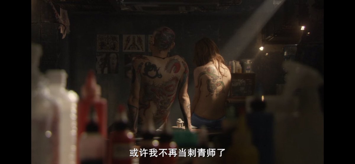 第二天，明媚的阳光把我闹醒了，只感到非常口渴，只好起床去厨房，从冰箱里取出冰透的水，连瓶喝了起来。水穿过了舌头上的孔，仿佛自己身体里开了条河，冰凉的水朝着我身体的下游流下去。阿柴一会也醒了，奇怪地看着面朝镜子的我，揉了揉眼睛：“在干什么呀？”“我嘴里有条河呢。” https://t.co/qOFMly91rl