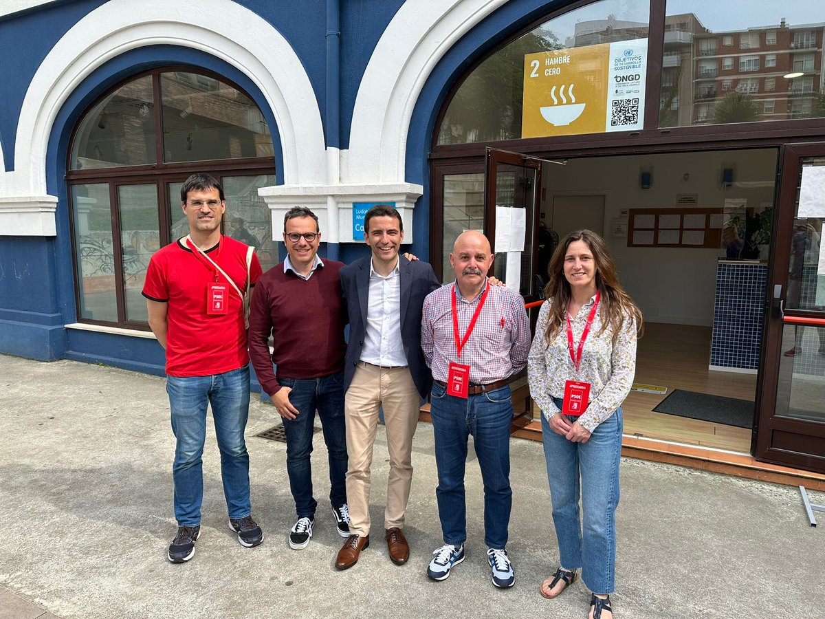 psoesantander's tweet photo. ¡GRACIAS! 

Sois nuestro orgullo.

¡En días como hoy se ve demuestra la grandeza del @psoesantander!

🌹🌹🌹🌹 https://t.co/Rja073g5dz