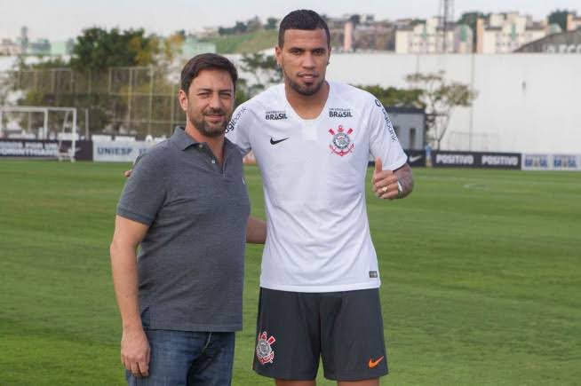 Alexandrinho015's tweet photo. @sobrerinthians Jonathan, não curiosamente o futebol é bem parecido, porém só um deles ganha 1,5m de $ por mês e nos custou a maior revelações da nossa zaga na década e graças a ele vamos ficar sem um ponta direita decente. https://t.co/rHyEiE4L2E