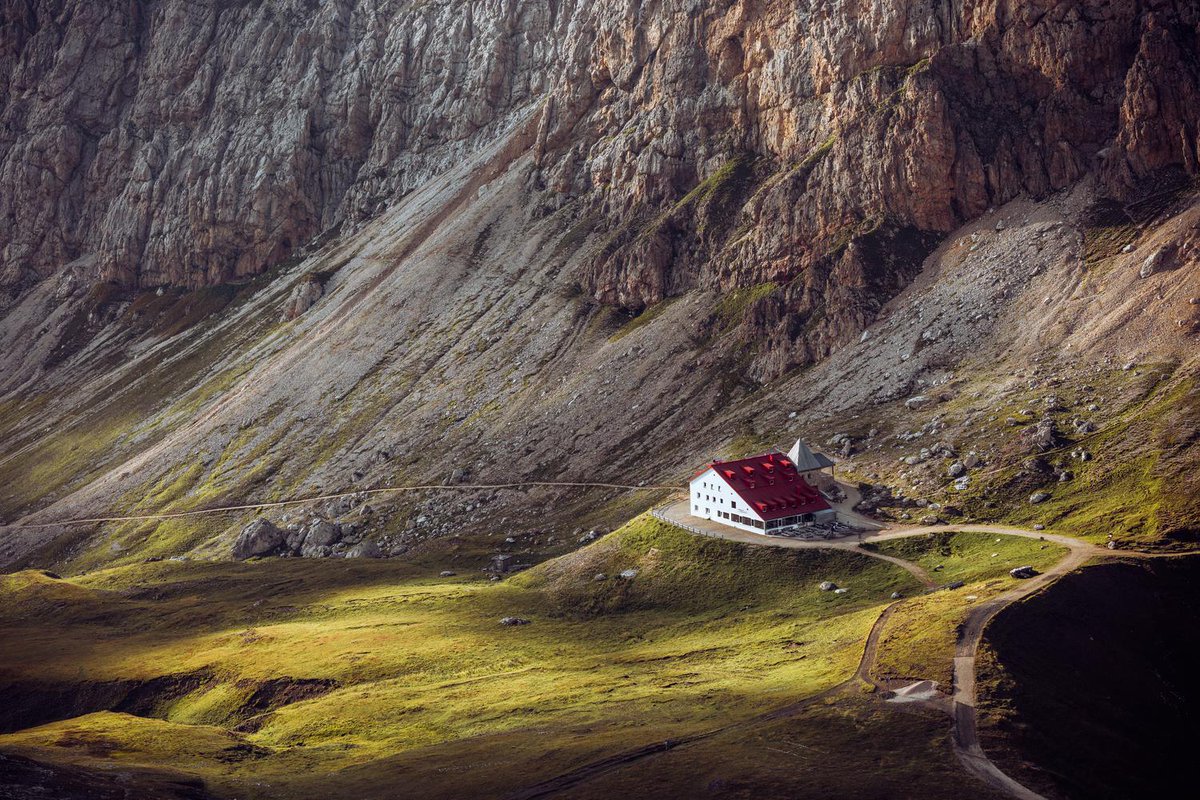 🏡We continue our journey into South Tyrolean #architecture with the refuge Tierser Alpl, at 2440 metres above sea level: with its characteristic red roof, it is recognisable from a distance. link.suedtirol.info/refuge_tierser… #SouthTyrol #Suedtirol #AltoAdige