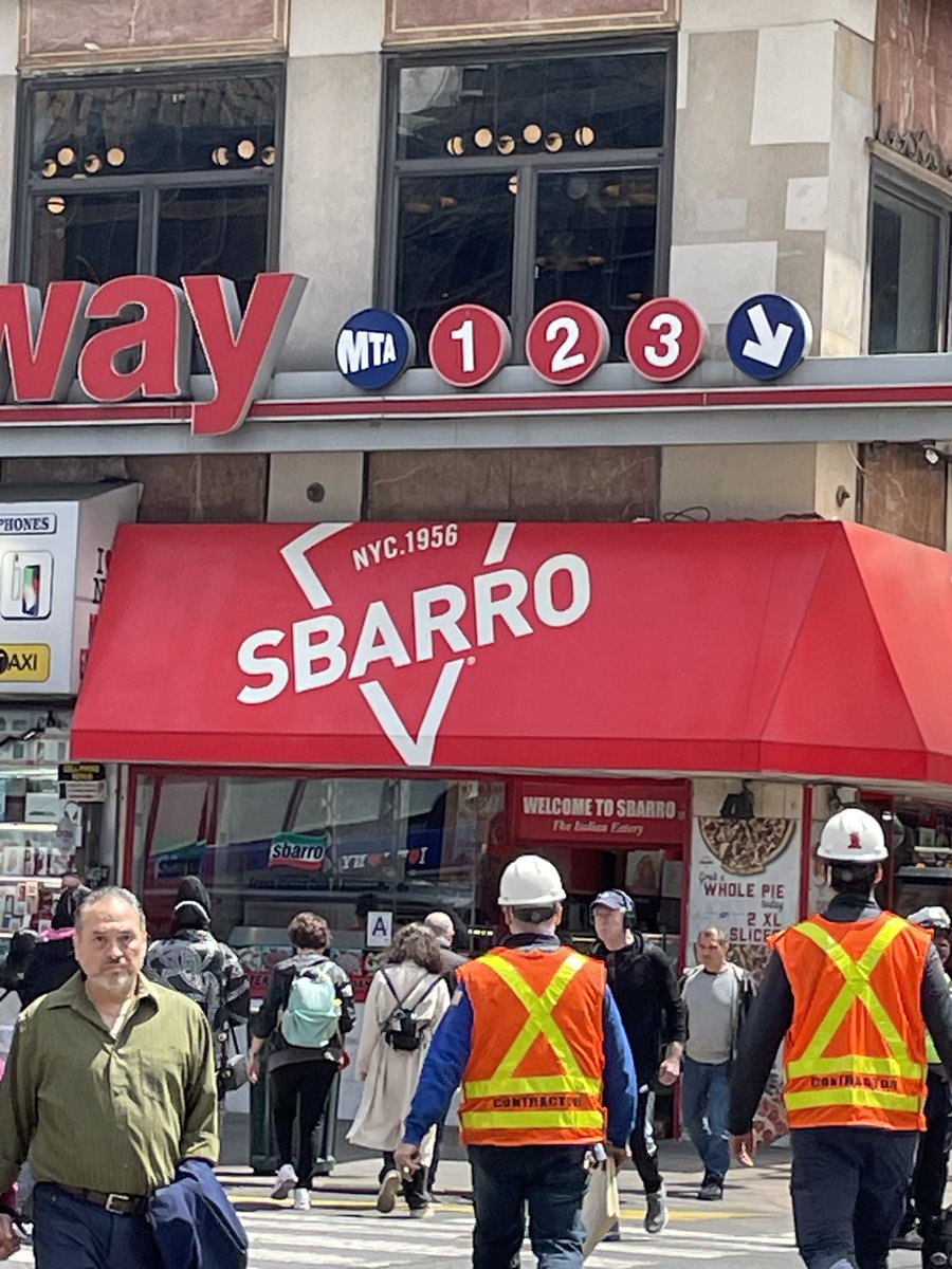 RayNarvaezJr's tweet photo. Last day in the city

Gotta make sure I hit up my favorite pizza joint &amp; get me a New York slice! 🍕 https://t.co/VHulzJ89nI