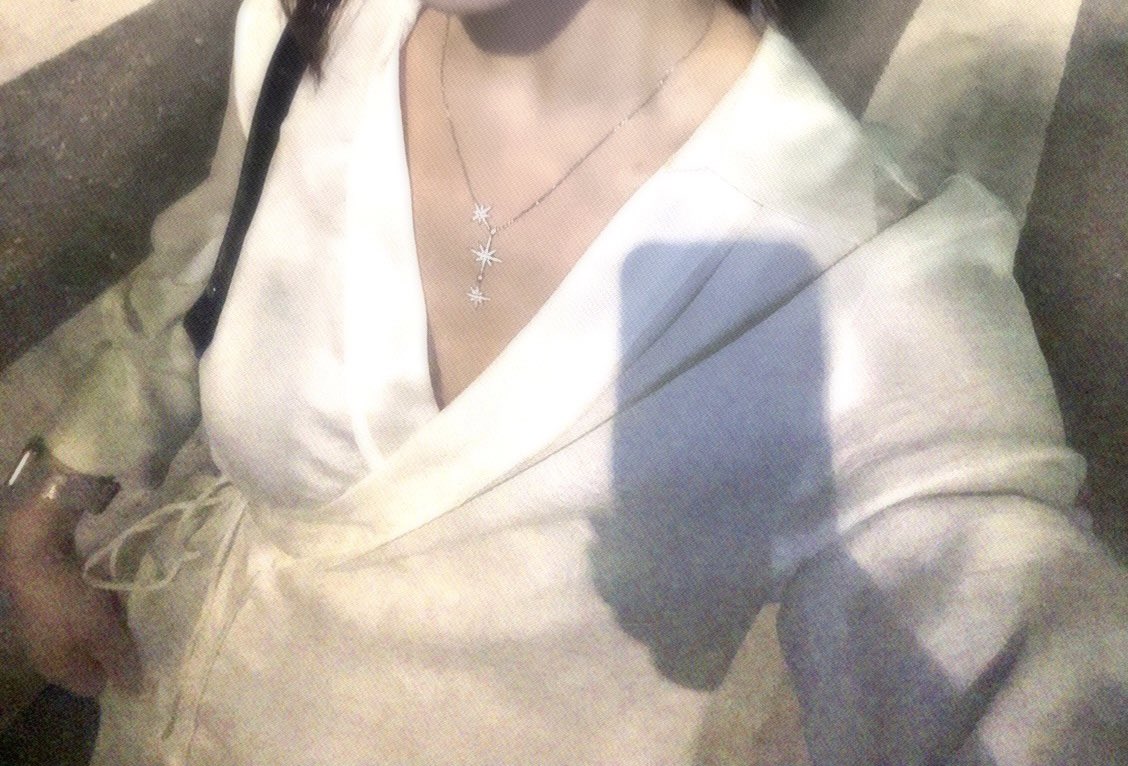 昨天穿的v领衬衫+包臀裙+黑丝+玛丽珍鞋，黑白色系，我自称性冷淡风。上衣领子有点低，吃过亏，这次出门贴了防走光贴，很牢固，低领但看不到胸。
吧台边吃饭，左右都是情侣or家庭组。我干了两杯梅酒，看着面前的厨师做菜，内心感叹“会做饭的男人真有魅力”。
19:30，排队去看脱口秀。抢第二排的位置。 https://t.co/jq9yGl5ANt