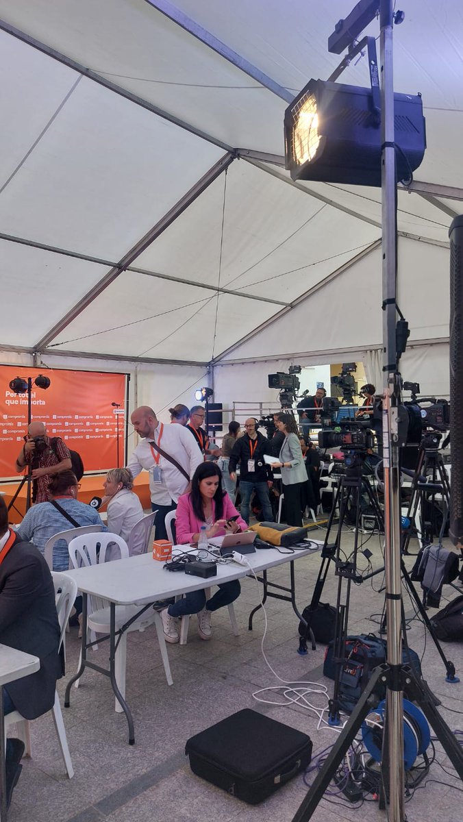 angels_0c's tweet photo. Els companys periodistes no paren de treballar per transmitir-vos les primeres impressions dels dirigents de Compromís!🗳
@Novatos28M @LasNaves @unioperiodistes @RotativoUCHCEU #novatos28M https://t.co/hJN9OjNNXs