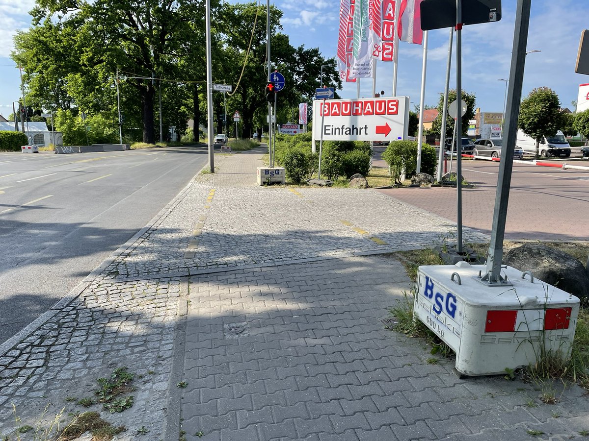 Jetzt neu: eine (rote) Ampel für Fußgänger an einer Baumarkteinfahrt/-ausfahrt. Hauptsache der Pkw-Verkehr rollt. Die Ampel wird auch am Sonntag nicht abgeschaltet. #FranzösischBuchholz #SchönerlinderStraße