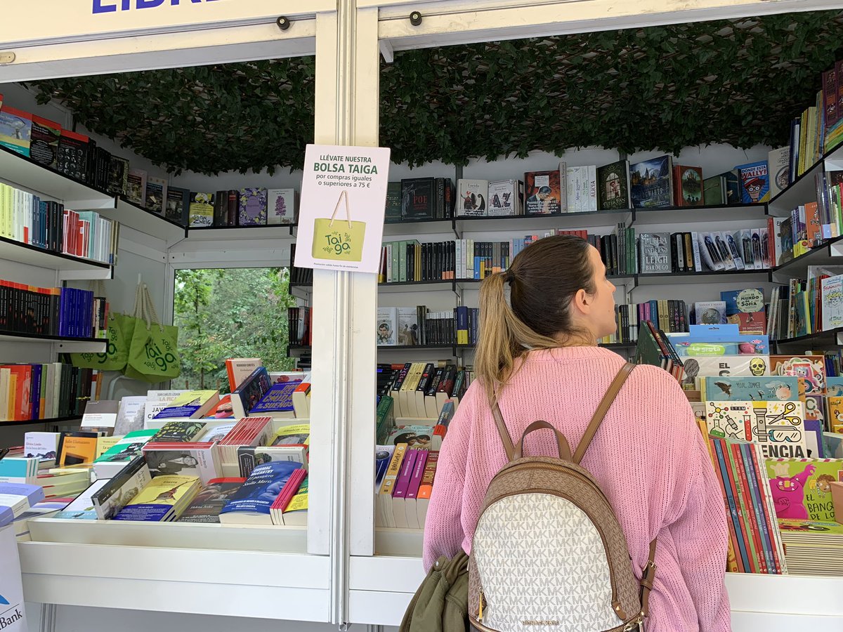 autonomosata's tweet photo. Ahora que se han cerrado los colegios electorales ya no hay excusa:

Visitad la #FeriadelLibro en vuestra cuidad.
#Comprad al pequeño librero, #leed artistas y escritores locales, #potenciar las editoriales nacionales…

Todo suma!! https://t.co/FeZa1H3iyq