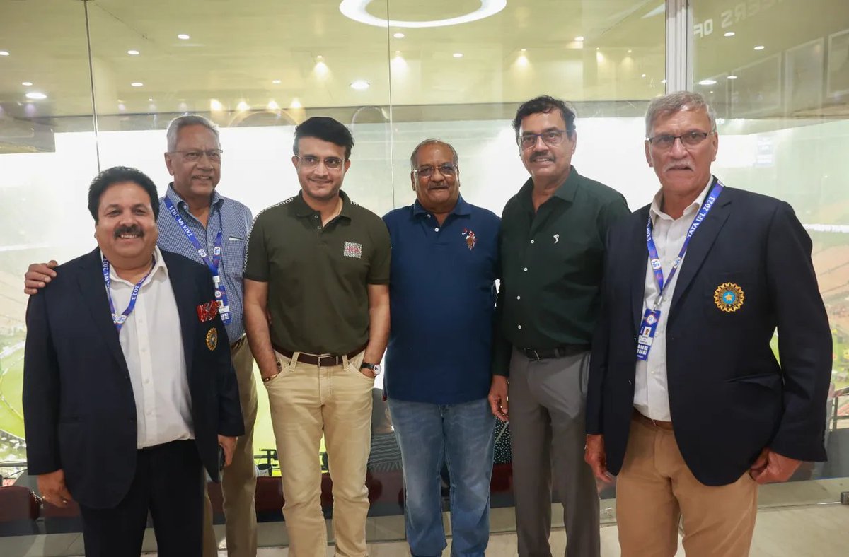 Current BCCI elites with ex-Indian skipper and BCCI president 🤩

#IPL2023 #BCCI #SouravGanguly #RogerBinny #IPLFinal #InsideSport