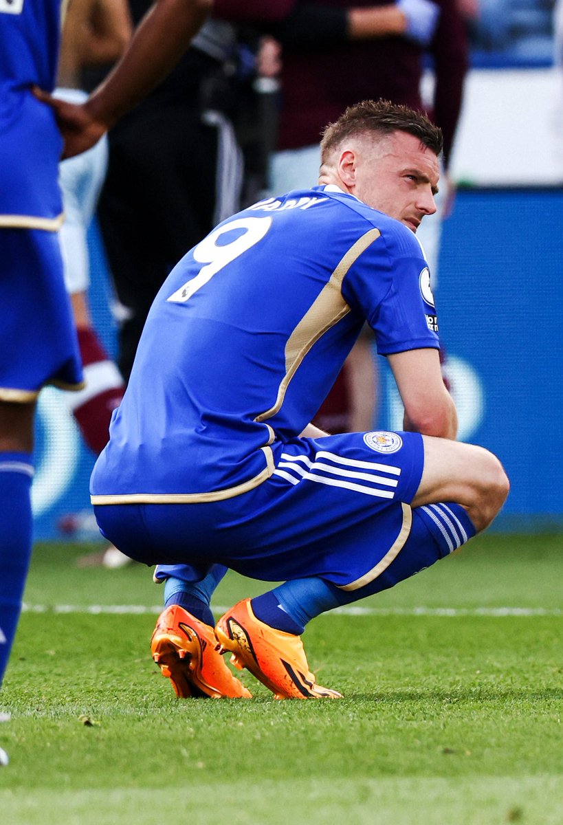 Imagen triste. Se confirma el descenso del Leicester. Jamie se queda en el césped, mirando al horizonte. Ascendió con el club en 2014, fue campeón de Premier, de FA, de Community Shield y llegó a ser goleador de liga. 

En su momento, rechazó una oferta del Arsenal que le doblaba