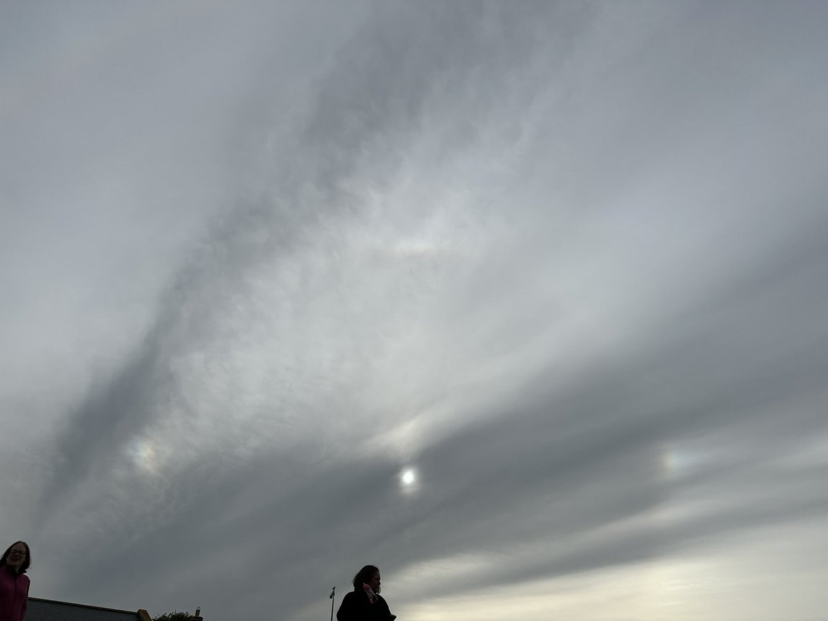 DanHannard's tweet image. Bonus holiday Physics: sun dogs and a solar halo this evening! #chatphysics